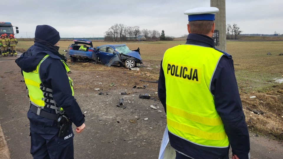 Do tragicznego wypadku doszło w Szewie w gminie Lubień Kujawski. Kierowca Hondy nie żyje./fot. KMP Włocławek