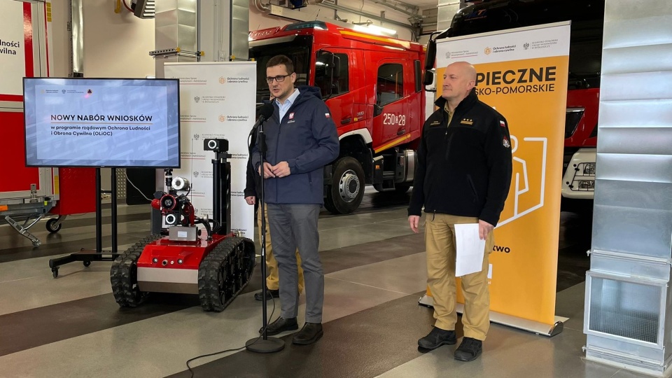 Wojewoda Michał Sztybel (przy mikrofonie) i komendant Rafał Świechowicz/fot. Natasza Trzebuchowska