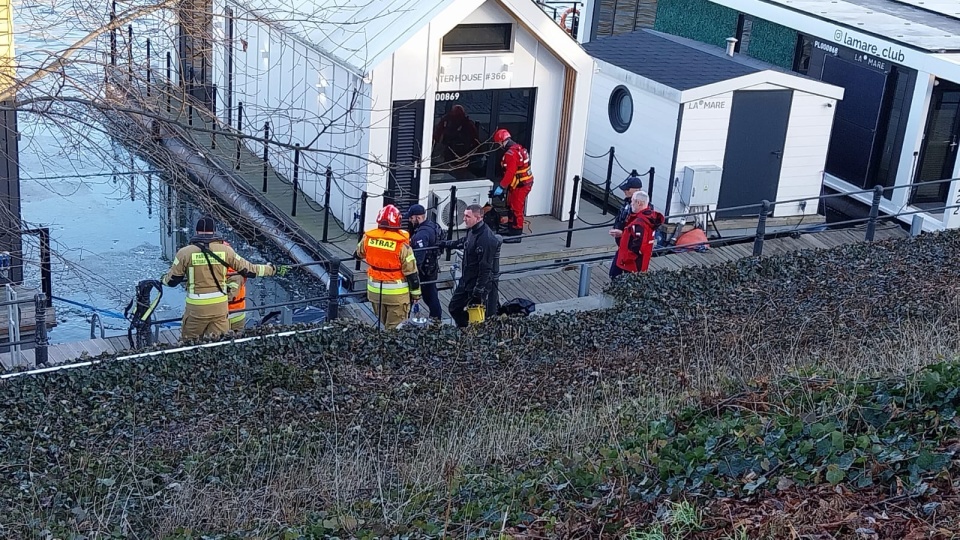 Ciało unosiło się w okolicach Opery Nova pomiędzy houseboatami, które cumują wzdłuż ulicy Tamka. /Fot. Marcin Kupczyk / archiwum