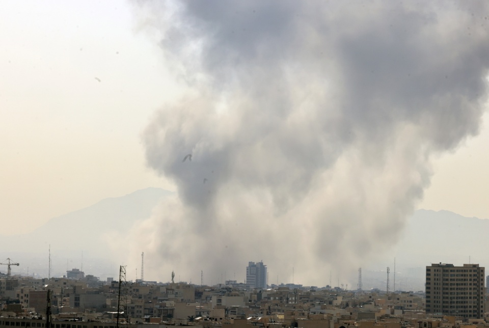 Dym nad Teheranem po izraelskim ataku/fot. PAP/EPA/ABEDIN TAHERKENAREH