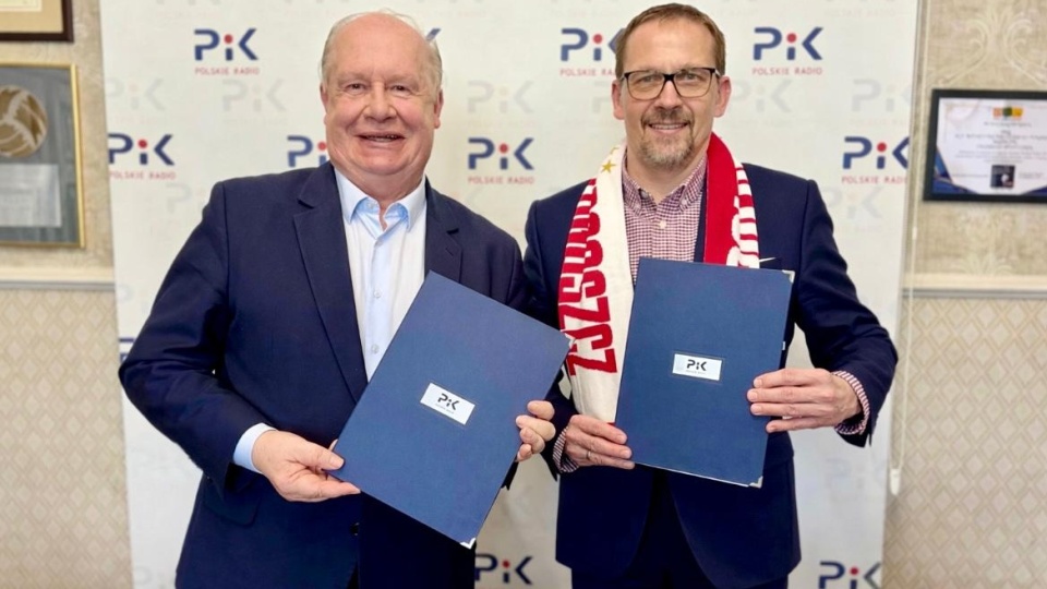 Redaktor Naczelny Polskiego Radia PiK Cezary Wojtczak (z prawej) oraz Prezes klubu Abramczyk Polonia Bydgoszcz Jerzy Kanclerz podpisali umowę na kolejny sezon/fot. Izabela Langner