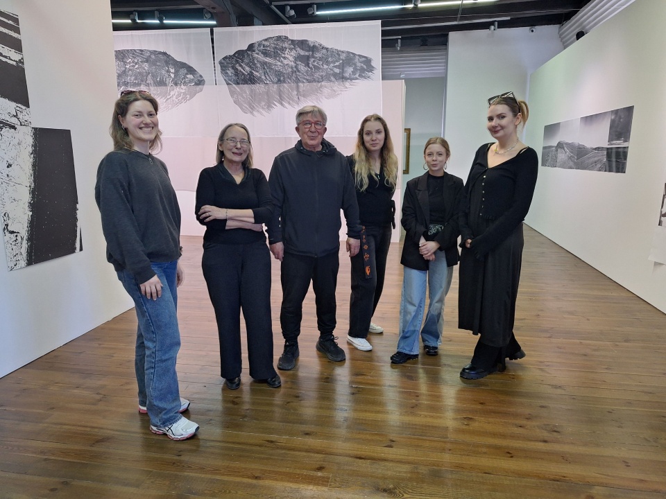 Od lewej: Natalia Żychlińska - artyska, dr Barbara Chojnacka (koordynatorka wystawy), prof. Andrzej Bobrowski (artysta), Małgorzata Szafkowska (koordynatorka wystawy), Marta Chudy (artystka), Kamila Lukaszczyk (artystka)/fot. Bogumiła Wresiło