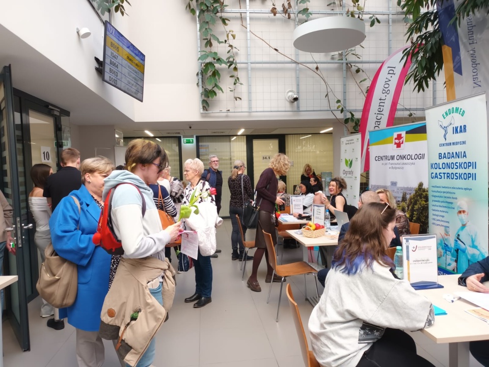 Niektórzy chętni na badania, które rozpoczynały się o godz. 14.30 przyszli już o 10./ Fot. Monika Siwak
