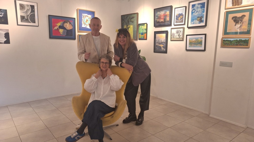 Otwarcie „Zachwytu". Na zdjęciu od góry: Jarosław Jeździkowski, Natalia Bogusławska i Iwona Żyburska (na fotelu)/fot. Bogumiła Wresiło