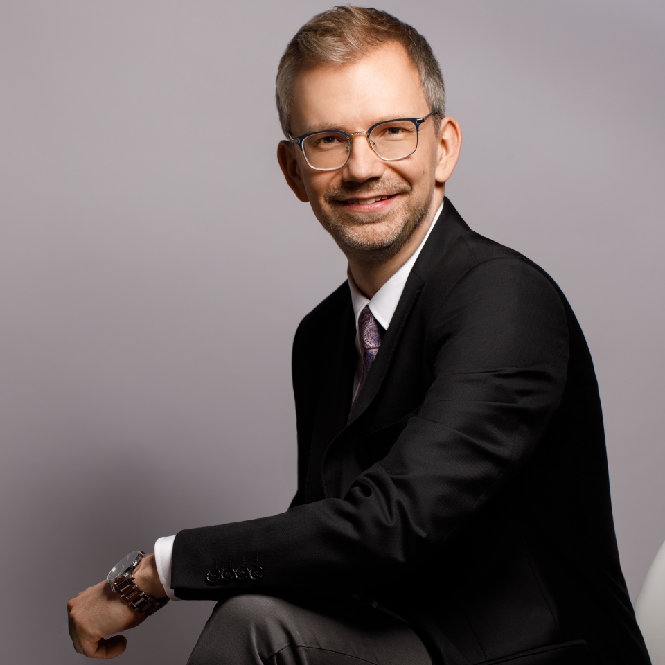 Dr hab. Piotr Siuda kieruje projektem „Sieci kłącza, obieg znaczeń i treści oraz konteksty offline internetowego handlu narkotykami”, finansowanym przez Narodowe Centrum Nauki/fot. piotrsiuda.com