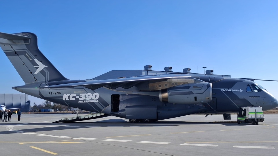 Samolot transportowy Embraer KC-390 Millennium na bydgoskim lotnisku/fot. Agata Raczek