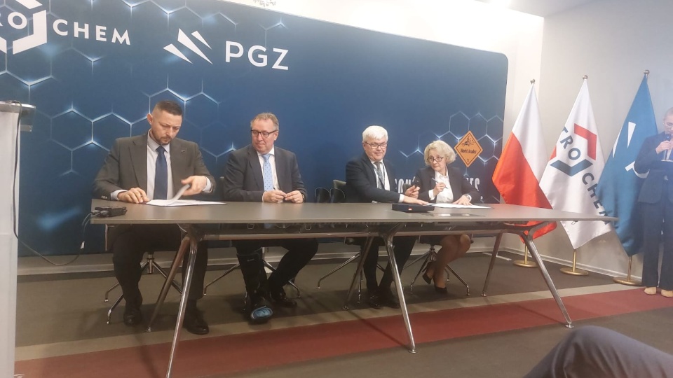 Przedstawiciele Nitro-Chemu podpisali umowę z firmą PROZAP na stworzenie drugiej instalacji do wytwarzania wysokoenergetycznych materiałów wybuchowych/fot. Sława Skibińska-Dmitruk