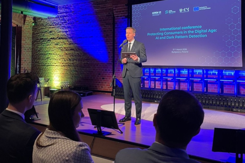 Jak wykryć techniki manipulacyjne przy zakupach w sieci? O tym w Bydgoszczy rozmawiają specjaliści podczas konferencji, którą zorganizował UOKiK/ Fot. UOKiK, X