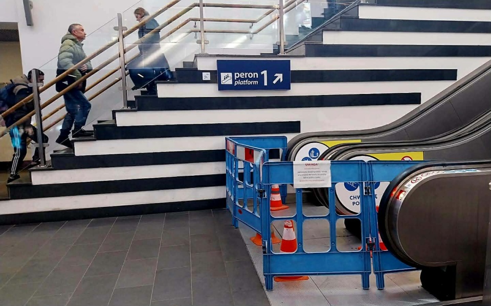 Naprawa ruchomych schodów na bydgoskim dworcu ani drgnęła. Sprawdziliśmy, co z windami/fot. Marcin Kupczyk