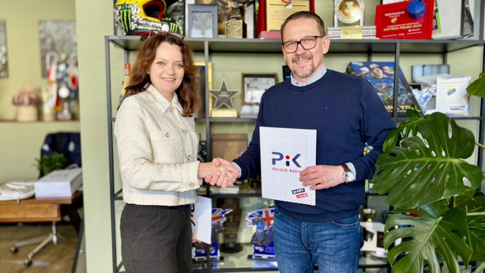 Prezes Klubu Sportowego Ilona Termińska i redaktor naczelny Polskiego Radia PiK Cezary Wojtczak pdpisali umowę na nadchodzący sezon/fot. Izabela Langner