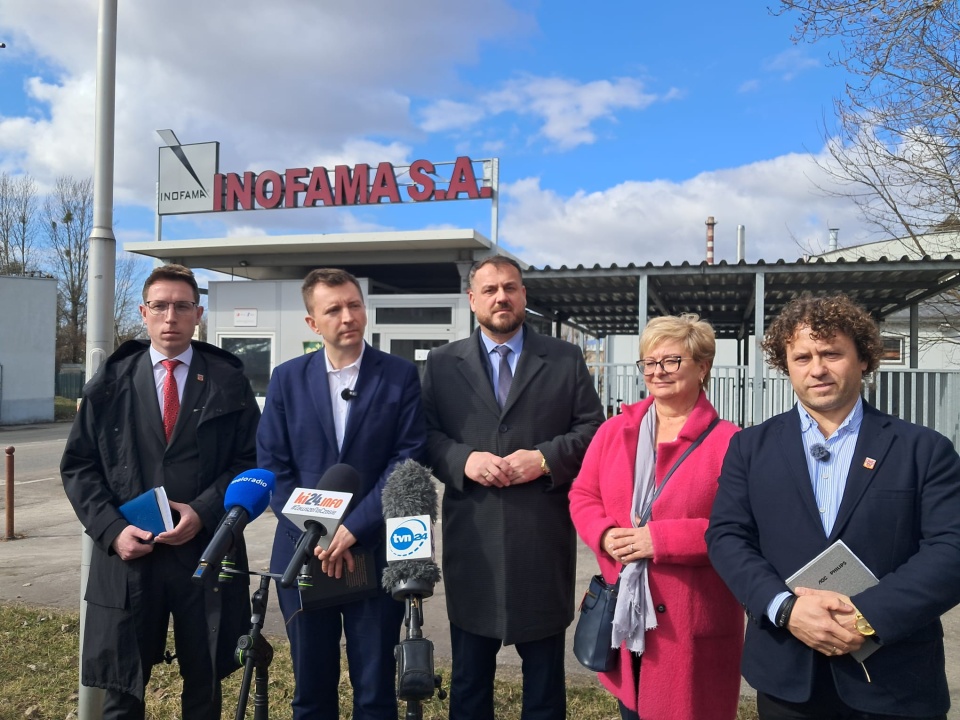 - Zadłużenie spółki jest bardzo niepokojące - mówił poseł PiS Łukasz Schreiber (drugi z lewej)/fot. Marcin Glapiak