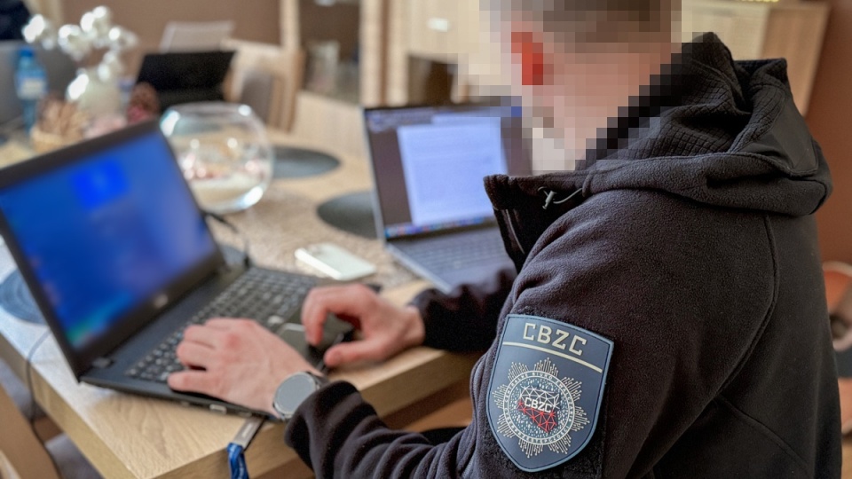 CBZC w Bydgoszczy zatrzymały trzy osoby odpowiedzialne za cyberataki na serwery i strony internetowe/fot. CBZC/ilustracyjna