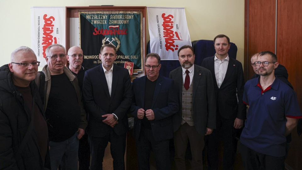 Protestujący związkowcy oraz delegacja prezydenta Karola Nawrockiego. Na zdjęciu, w środku od lewej: Mateusz Kotecki, Jerzy Gawęda oraz Paweł Szrot/fot. Przemysław Keler/KPRP