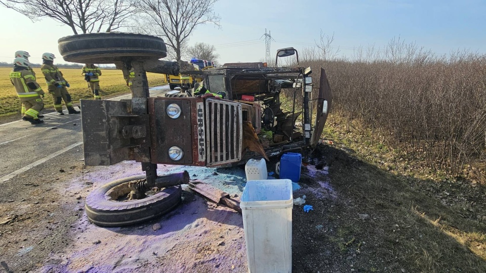 Na miejscu zdarzenia strażacy zastali dwa pojazdy: busa i przewrócony ciągnik z urwanym tylnym kołem leżący na poboczu/fot. Komenda Powiatowa Państwowej Straży Pożarnej w Radziejowie/Facebook