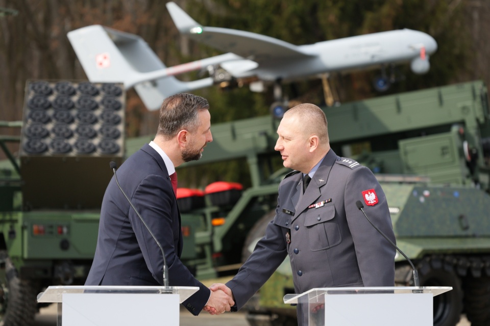 Wicepremier Władysław Kosiniak-Kamysz oraz szef nowego ośrodka - płk dr hab. inż. Mariusz Zieja podczas uroczystości podpisania umowy powołującej Ośrodek Systemów Autonomicznych na terenie Instytutu Technicznego Wojsk Lotniczych w Warszawie. / Fot. PAP