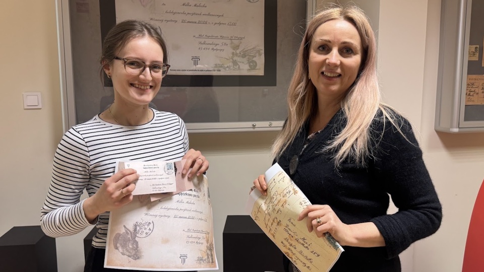 „Zajączkowa poczta” to tytuł wystawy pocztówek z kolekcji Ludmiły Małeckiej/Fot. Magda Jasińska