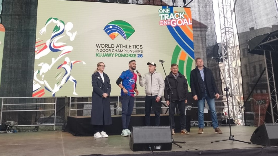 Rozpoczęły się Halowe Mistrzostwa Świata w Toruniu. Na starówce otwarto strefę kibica. Na zdjęciu m.in. Adam Kszczot (w niebiesko-czerwonej koszulce) i Robert Korzeniowski (drugi od prawej)/fot. Michał Zaręba