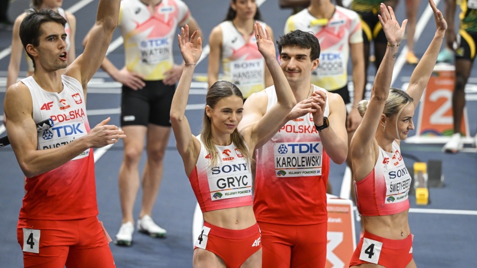 Polska sztafeta 4x400 metrów zdobyła brązowy medal na HMŚ w Toruniu. Na zdjęciu od lewej: Kajetan Duszyński, Anna Gryc, Marcin Karolewski i Justyna Święty-Ersetic/fot. PAP/Radek Pietruszka
