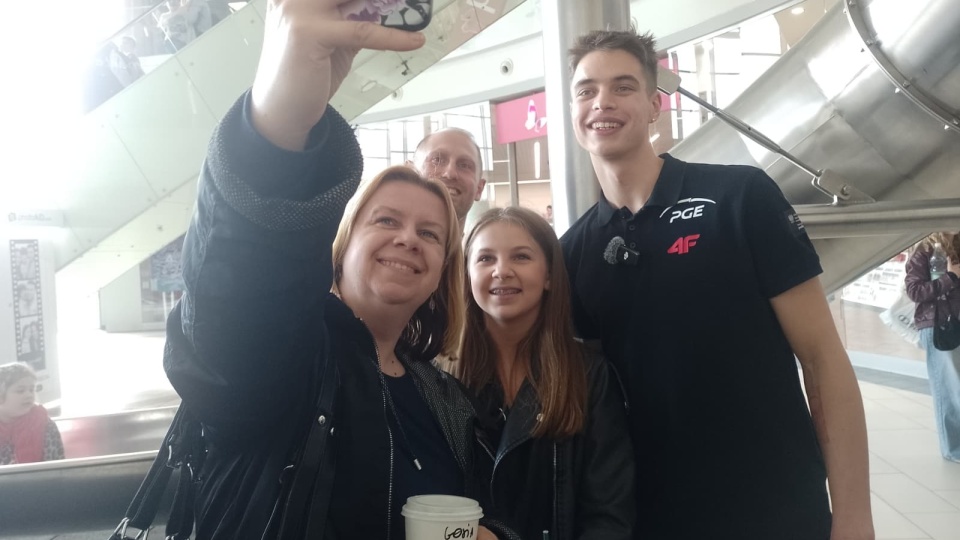 Fani robiący sobie zdjęcia z Władimirem Semirunnijem (z prawej) i Damianem Żurkiem (z tyłu)/fot. Michał Zaręba