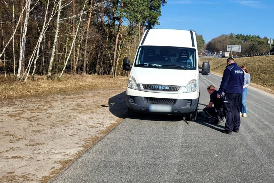 Kierowca właśnie pobierał bilet na bramce autostradowej Nowych Marzach, gdy usłyszał niepokojący dźwięk/ Fot. nadesłane, KWP w Bydgoszczy, Facebook