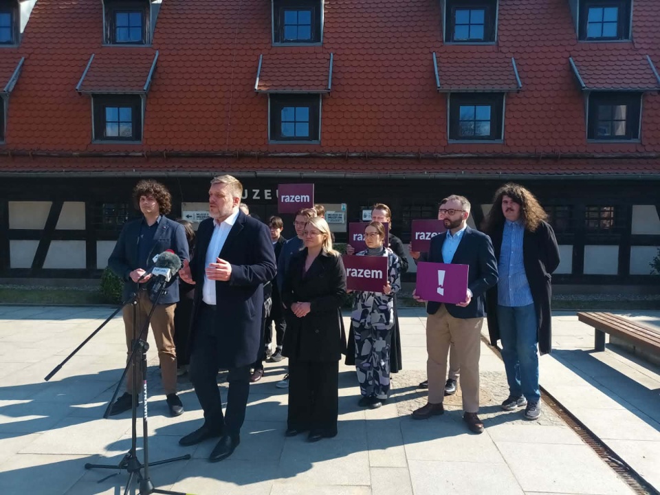 O naprawę systemu szpitalnych oddziałów porodowych zaapelował do rządu w Bydgoszczy współprzewodniczący partii Razem Adrian Zandberg/Fot. Monika Siwak