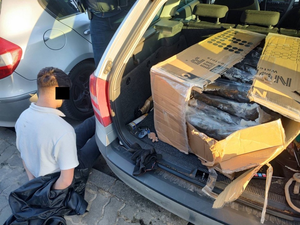 W bagażniku miał prawie 12 kg marihuany, a w mieszkaniu 800 tys. złotych [wideo, zdjęcia]