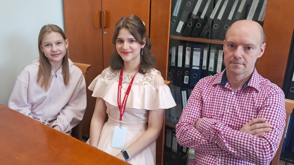 Uczennice SP nr 63 z oddziałami sportowymi w Bydgoszczy Pola (z lewej) i Dominika oraz nauczyciel historii Bartosz Woźniak/fot. Magdalena Gill