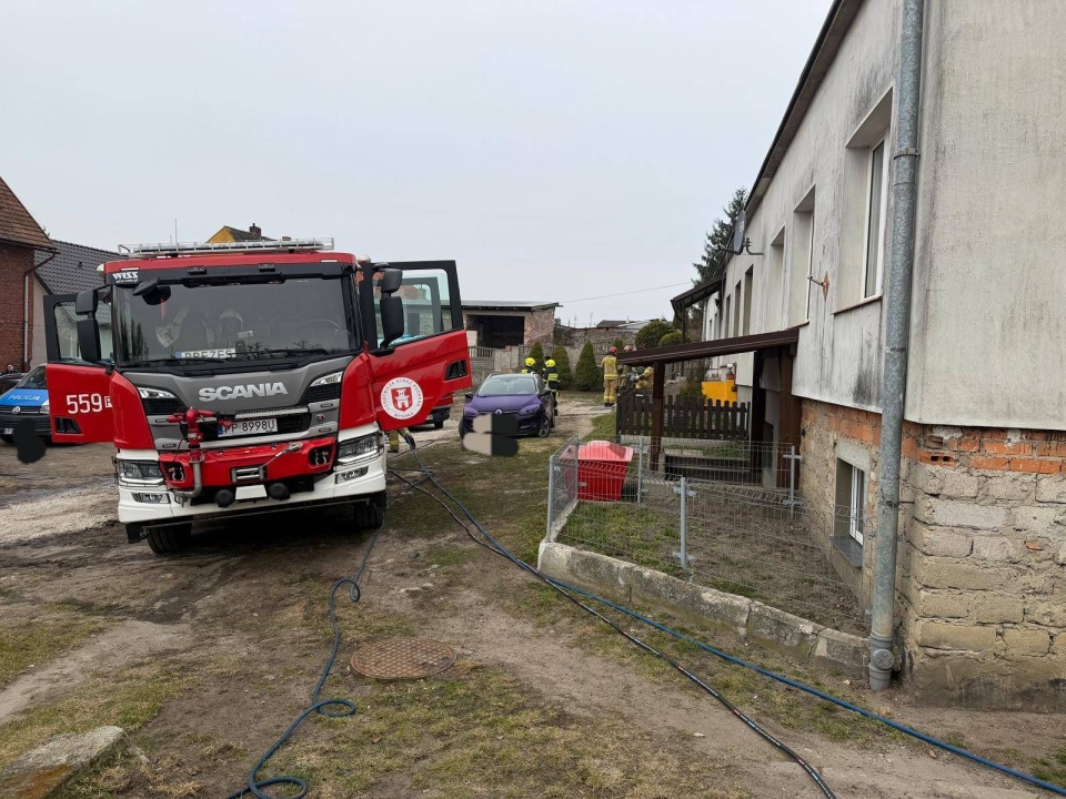 Pożar wybuchł około godz. 8 w parterowym szeregowcu przy pl. Wolności w Wysokiej/ Fot. KP PSP w Pile