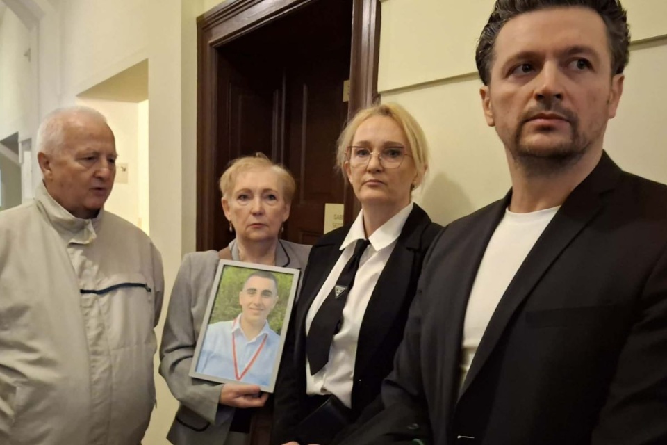 Dzisiaj przed grudziądzkim sądem rozpoczął się proces trzech lekarzy, którzy mieli źle udzielić pomocy rannemu w nogę 19-latkowi/Fot. Marcin Doliński