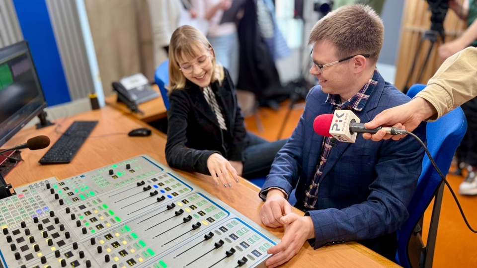 Ekipa filmowa realizuje w studiach Polskiego Radia PiK film pod tytułem „Po drugiej stronie mikrofonu-dziennikarstwo radiowe"/fot. Izabela Langner