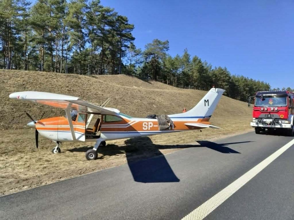Jest komunikat Państwowej Komisji Badania Wypadków Lotniczych po awaryjnym lądowaniu awionetki na autostradzie A1/Fot. KP PSP Świecie