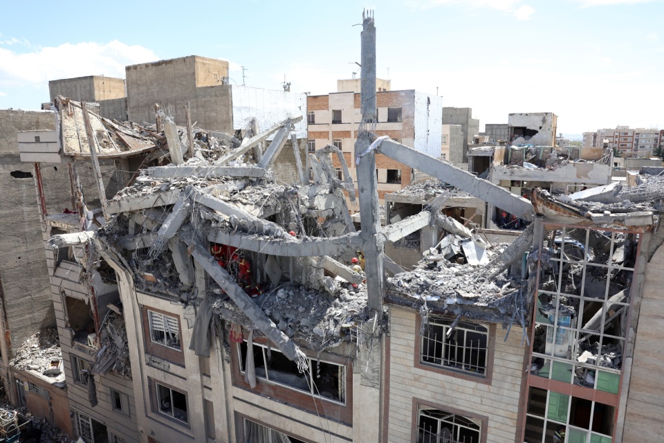 Uszkodzony budynek mieszkalny w południowym Teheranie. / Fot. PAP