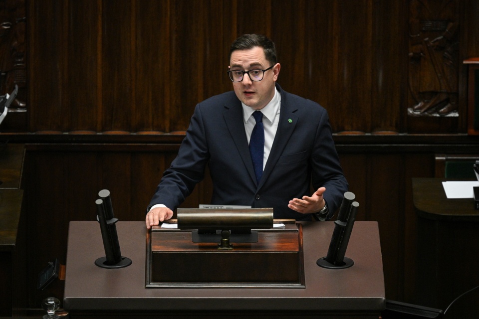 Minister energii Miłosz Motyka na sali obrad Sejmu w czasie prac bad projektami ustaw o obniżeniu cen paliw / fot. PAP/Marcin Obara