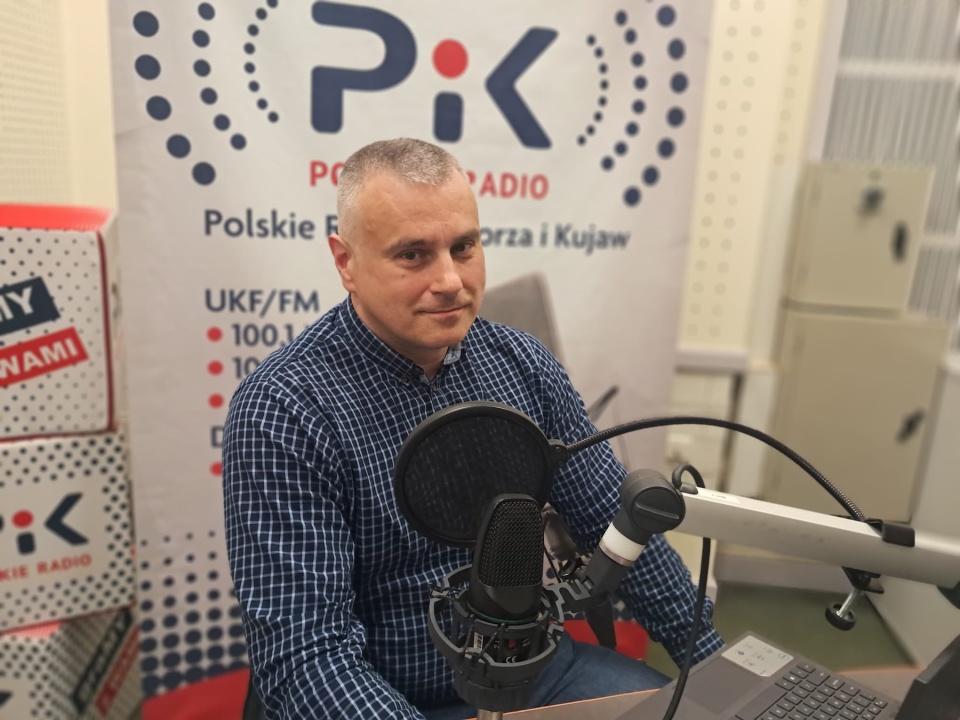 St. asp. Szymon Porażyński z bydgoskiego Zarządu Centralnego Biura Zwalczania Cyberprzestępczości w studiu Polskiego Radia PiK/fot. Magdalena Gill