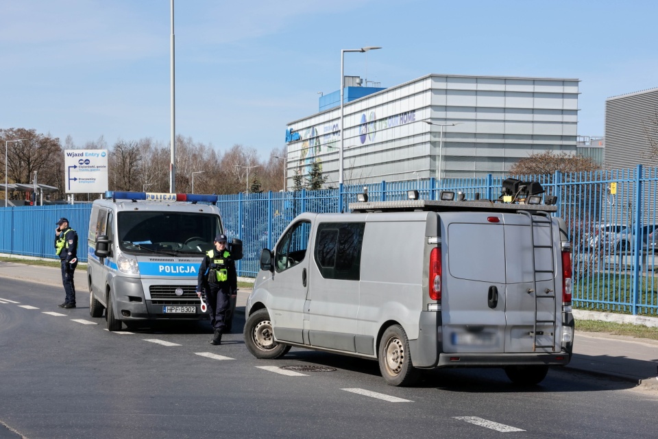 Teren Nowego Józefowa w Łodzi, gdzie znajduje się zakład, został otoczony przez policjantów. / Fot. PAP