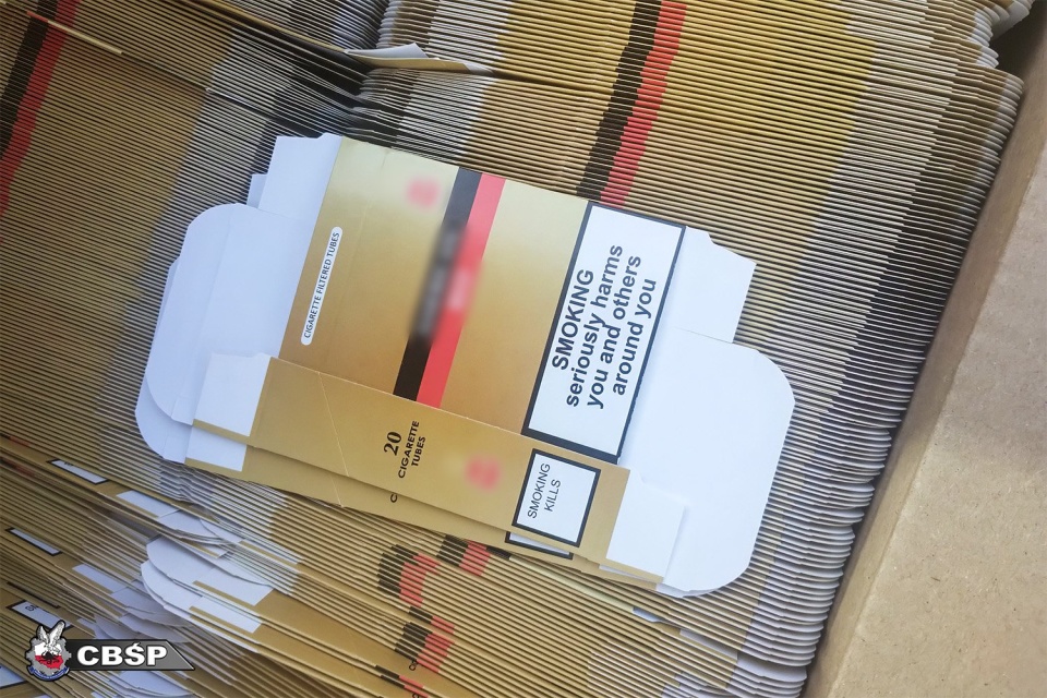 Zatrzymani mężczyźni zajmowali się pakowaniem oraz dystrybucją nielegalnego towaru. / Fot. CBŚP