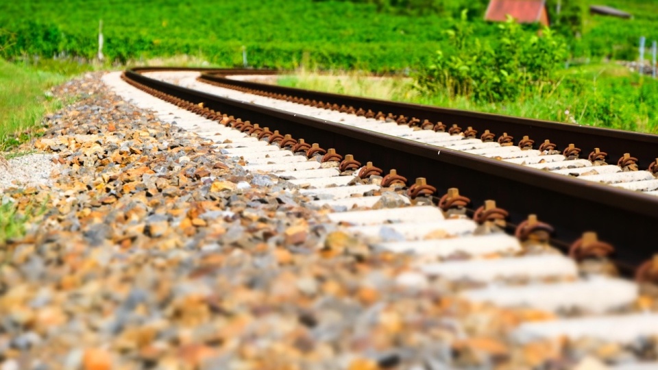 Ocknął się na torach kolejowych, a w lustrze widział obcą twarz/fot. Pixabay/ilustracyjna