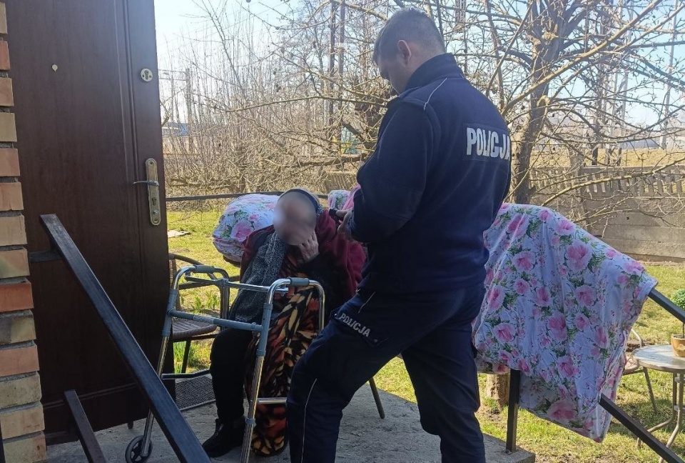 Seniorkę wyprowadzili funkcjonariusze i przekazali ją pod opiekę ratowników/fot. KMP Włocławek