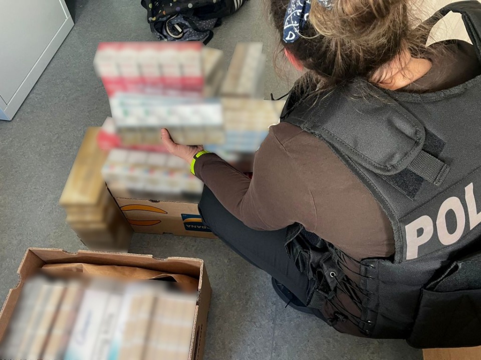 Ponad 25 tysięcy sztuk papierosów bez polskich znaków akcyzy oraz ponad 2,5 litra nieznanej substancji o zapachu alkoholu znaleźli bydgoski policjanci na targowisku na Placu Piastowskim/fot. KMP Bydgoszcz