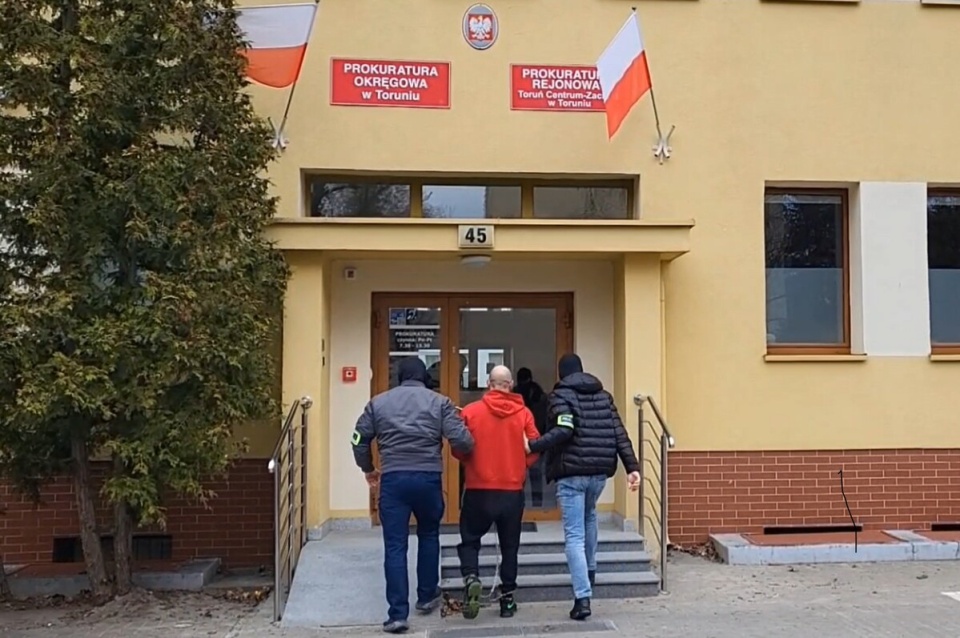 Przewoził psychotropy w płynie - aż 480 litrów. Finał kontroli drogowej w Toruniu [wideo]