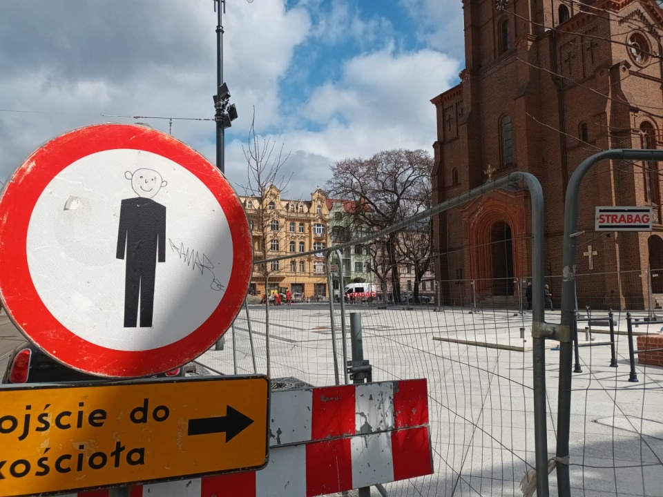 Jeśli zgodzi się nadzór budowlany, w kwietniu będzie można już chodzić po części Placu Wolności od strony Gdańskiej/Fot. Monika Siwak