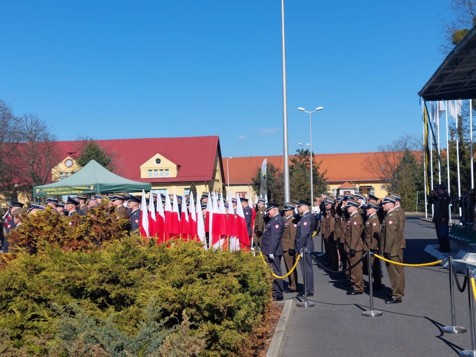 Kulminacyjnym momentem ceremonii było przekazanie sztandaru 1 Pomorskiej Brygady Logistycznej przez płk. Krzysztofa Klina płk. Aleksandrowi Suchanowskiemu/Fot. Dorota Witt
