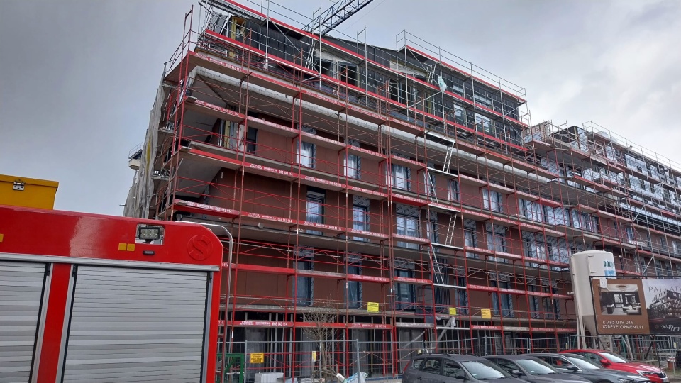 Podmuchy strącały fragmenty materiałów budowlanych z dachu bloku, który powstaje przy ulicy Paderewskiego w Bydgoszczy/fot. Marcin Kupczyk