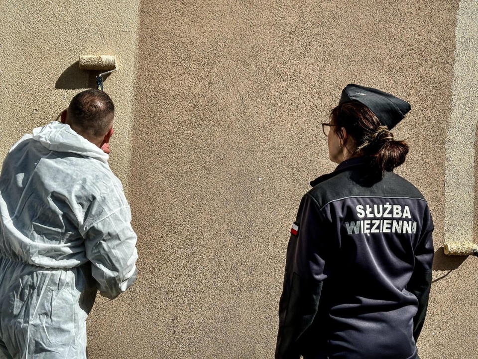 W Grudziądzu będzie kontynuowana akcja usuwania nielegalnego graffitti. Ze szpecącymi bohomazami bardzo dobrze radzą sobie osadzeni z Zakładu Karnego numer 1/fot. Tomasz Smolarek Wiceprezydent Grudziądza/Facebook