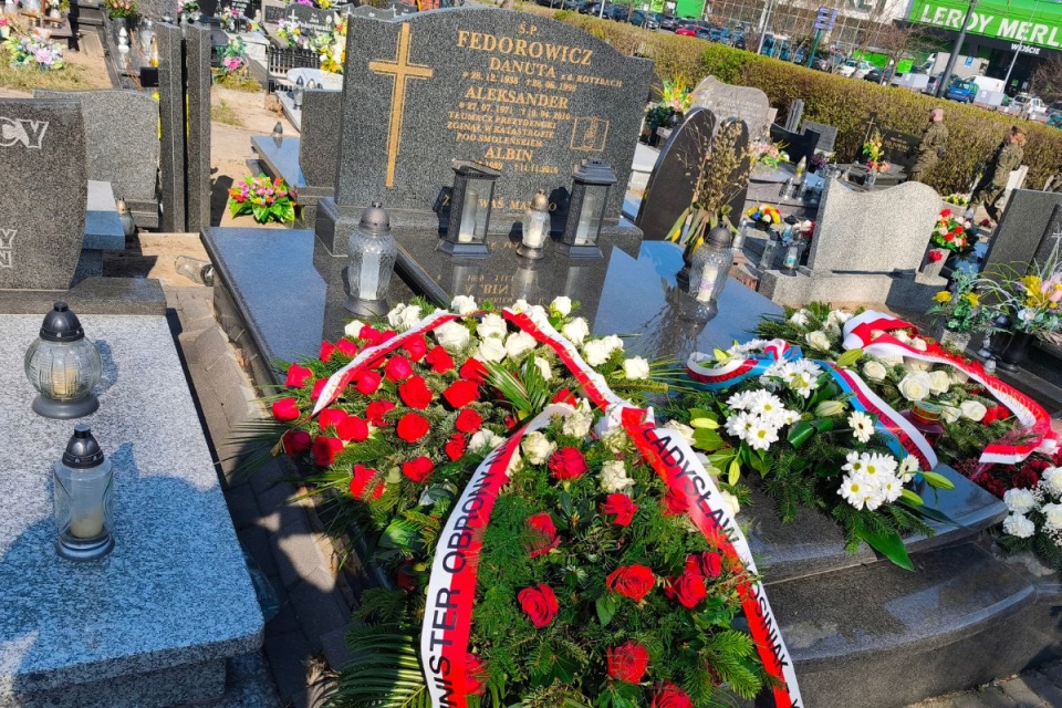 Wicewojewoda oraz przedstawiciele wojska złożyli kwiaty na grobach Marka Uleryka oraz Aleksandra Fedorowicza/Fot. Bartosz Nawrocki