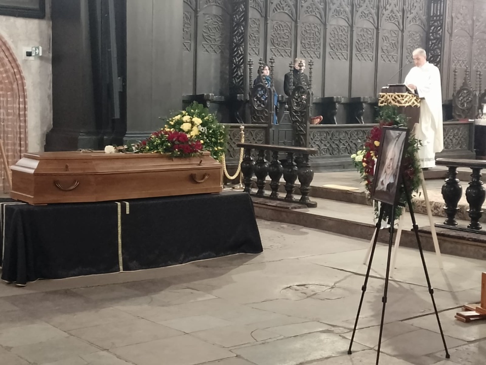 Torunianie, bliscy, przedstawiciele Uniwersytetu Mikołaja Kopernika oraz władz miasta pożegnali dr Cecylię Iwaniszewską/Fot. Michał Zaręba