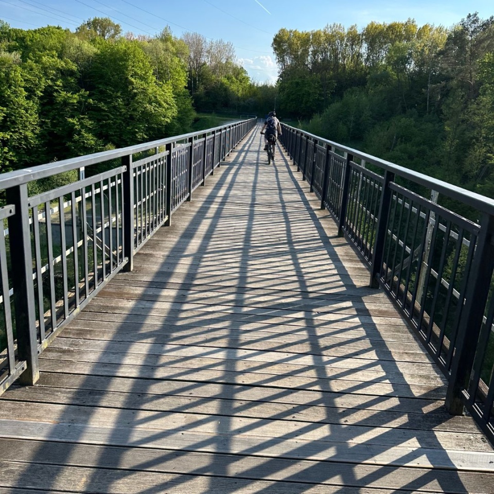 Władze gminy Koronowo poinformowały, że od poniedziałku, 13 kwietnia zamknięta zostanie ścieżka i przejazd przez most byłej kolejki wąskotorowej udostępniony obecnie rowerzystom/Fot. Tomasz Kaźmierski