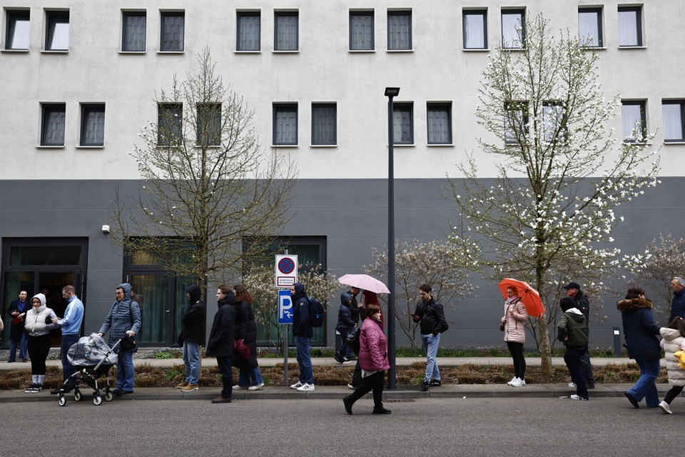 Kolejka przed jednym z lokali wyborczych na Węgrzech. / Fot. PAP
