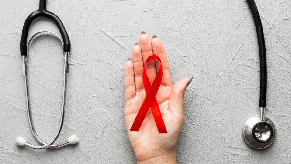 Pacjenci onkologiczni muszą czekać w długiej „kolejce po zdrowie”. Jak skrócić czas oczekiwania?/fot. Freepik/ilustracyjna