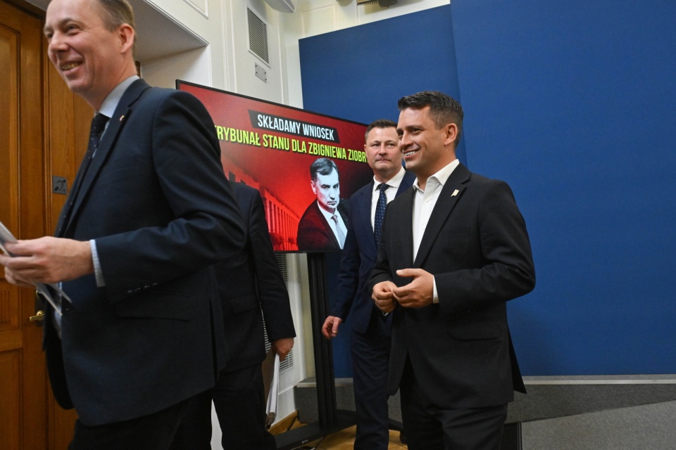 Od lewej: przewodniczący klubu parlamentarnego Koalicji Obywatelskiej Zbigniew Konwiński, przewodniczący klubu parlamentarnego PSL - Trzeciej Drogi Krzysztof Paszyk i przewodniczący KP Polska 2050 Paweł Śliz po zakończeniu konferencji prasowej w Sejmie w Warszawie. / Fot. PAP